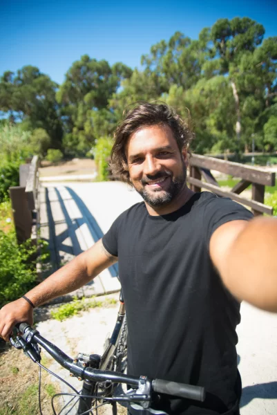 Mann macht ein Selfie während einer Fahrradtour